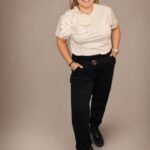 Koszulka damska krótki rękaw z kwiatem beżowa PatiStyle. Elegancka koszulka o klasycznym kroju z ozdobnym dużym kwiatem na boku. Spodnie damskie cygaretki dresowe czarne PatiStyle. Wygodne spodnie dresowe z miękkiego materiału z gumką w pasie oraz ozdobną broszką.