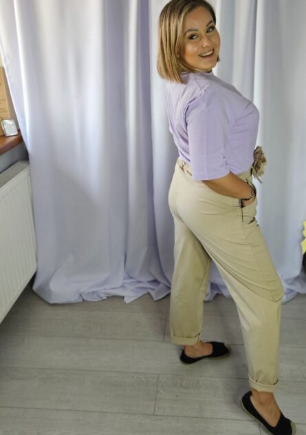 Koszulka damska krótki rękaw i kieszeń fiolet PatiStyle. Świetna koszulka z dłuższym rękawem i imitacja kieszonki w kolorze liliowym. Spodnie damskie cygaretki z kwiatem beżowe PatiStyle. Wgodne spodnie z gumką w pasie oraz ozdobnym paskiem z kwiatem.