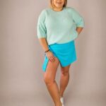 Sweter damski krótki rękaw alpaka miętowy PatiStyle. Miękki, stylowy i luźny sweterek baby alpaca w pięknym miętowym kolorze. Spodenki ala spódniczka damskie morskie PatiStyle. Wygodne i elastyczne, z gumką w pasie oraz wiązaniem, które maskuje niedoskonałości.