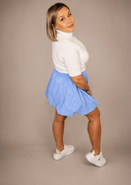 Bluzka damska golf z krótkim rękawem ecru PatiStyle. Elegancki i stylowy golf uszyty z miękkiego materiału, idealny jako baza wielu outfitów. Spódniczka damska mini bombka błękitna PatiStyle. Stylowa, zwiewna z gumką w pasie idealna do wiosennych i letnich stylizacji.