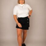 Bluzka damska golf z krótkim rękawem ecru PatiStyle. Elegancki i stylowy golf uszyty z miękkiego materiału, idealny jako baza wielu outfitów.