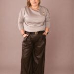 Bluzka damska z ozdobną broszką latte PatiStyle. Elegancka bluzka z rękawem 3/4, elegancką broszką oraz delikatnym wycięciem na plecach.