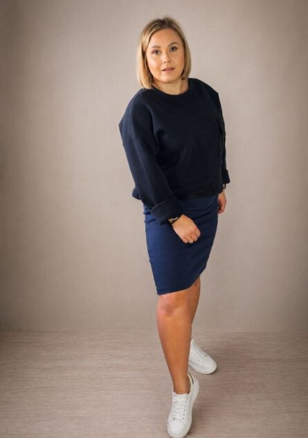 Bluza damska over z kieszonką granatowa PatiStyle. Ocieplana bluza asymetryczna ze ściągaczem na dole i ozdobną kieszonką. Spódniczka damska midi z prążka granatowa PatiStyle. Piękna, elastyczna i wygodna spódniczka - idealna baza wielu stylizacji.