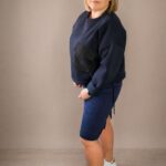 Bluza damska over z kieszonką granatowa PatiStyle. Ocieplana bluza asymetryczna ze ściągaczem na dole i ozdobną kieszonką. Spódniczka damska midi z prążka granatowa PatiStyle. Piękna, elastyczna i wygodna spódniczka - idealna baza wielu stylizacji.
