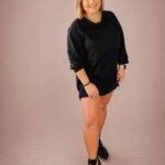 Bluza damska tunika over basic czarna PatiStyle. Świetna bluza over gładka, dla niższych osób pasuje też jak sukienka dresowa.
