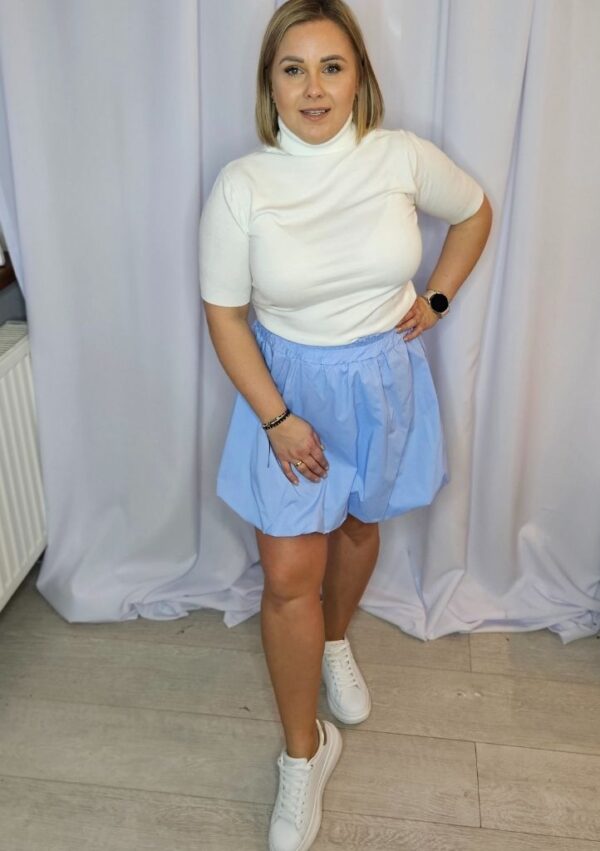 Bluzka damska golf z krótkim rękawem ecru PatiStyle. Elegancki i stylowy golf uszyty z miękkiego materiału, idealny jako baza wielu outfitów. Spódniczka damska mini bombka błękitna PatiStyle. Stylowa, zwiewna z gumką w pasie idealna do wiosennych i letnich stylizacji.