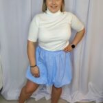 Bluzka damska golf z krótkim rękawem ecru PatiStyle. Elegancki i stylowy golf uszyty z miękkiego materiału, idealny jako baza wielu outfitów. Spódniczka damska mini bombka błękitna PatiStyle. Stylowa, zwiewna z gumką w pasie idealna do wiosennych i letnich stylizacji.