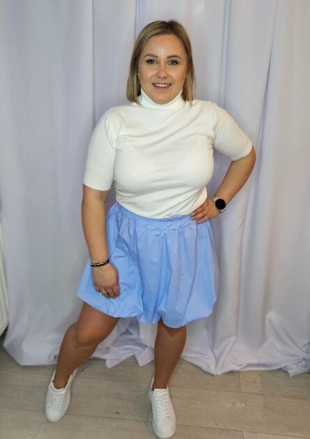 Bluzka damska golf z krótkim rękawem ecru PatiStyle. Elegancki i stylowy golf uszyty z miękkiego materiału, idealny jako baza wielu outfitów. Spódniczka damska mini bombka błękitna PatiStyle. Stylowa, zwiewna z gumką w pasie idealna do wiosennych i letnich stylizacji.