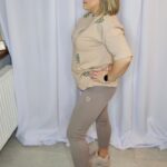 Koszulka damska krótki rękaw z sercami beżowa PatiStyle. Koszulka over z pięknymi panterkowymi sercami i błyszczącym elementem. Legginsy damskie prążek z sercem cappuccino PatiStyle. Bardzo wygodne legginsy z ozdobnym haftowanym serduszkiem na boku.