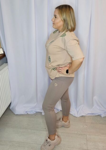 Koszulka damska krótki rękaw z sercami beżowa PatiStyle. Koszulka over z pięknymi panterkowymi sercami i błyszczącym elementem. Legginsy damskie prążek z sercem cappuccino PatiStyle. Bardzo wygodne legginsy z ozdobnym haftowanym serduszkiem na boku.