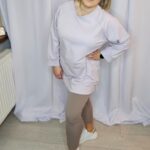 Legginsy damskie prążek z sercem cappuccino PatiStyle. Bardzo wygodne legginsy z ozdobnym haftowanym serduszkiem na boku. Bluza damska tunika over basic fioletowa PatiStyle. Świetna bluza over gładka, dla niższych osób pasuje też jak sukienka dresowa.