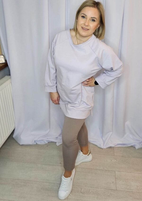 Legginsy damskie prążek z sercem cappuccino PatiStyle. Bardzo wygodne legginsy z ozdobnym haftowanym serduszkiem na boku. Bluza damska tunika over basic fioletowa PatiStyle. Świetna bluza over gładka, dla niższych osób pasuje też jak sukienka dresowa.