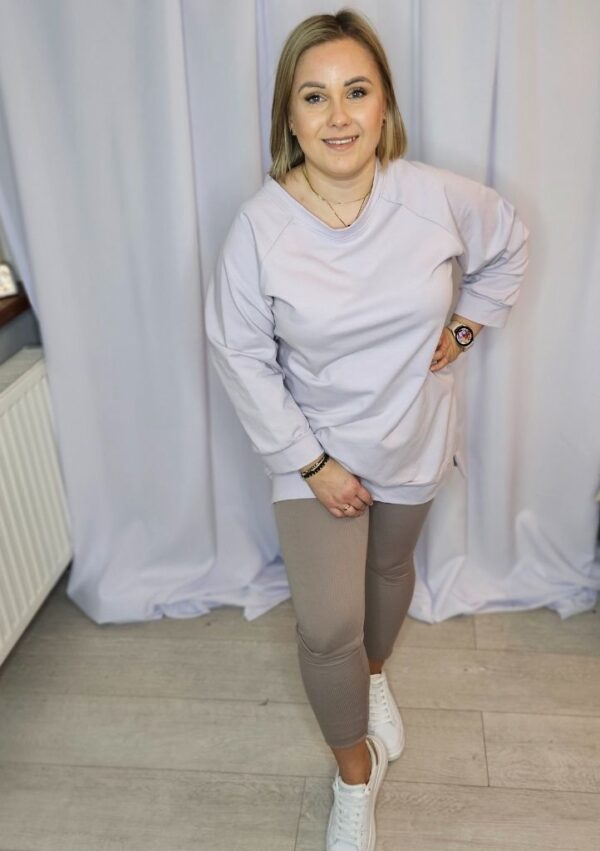 Legginsy damskie prążek z sercem cappuccino PatiStyle. Bardzo wygodne legginsy z ozdobnym haftowanym serduszkiem na boku. Bluza damska tunika over basic fioletowa PatiStyle. Świetna bluza over gładka, dla niższych osób pasuje też jak sukienka dresowa.