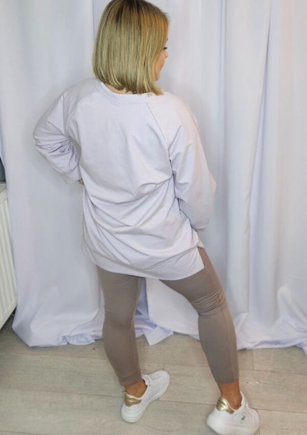 Legginsy damskie prążek z sercem cappuccino PatiStyle. Bardzo wygodne legginsy z ozdobnym haftowanym serduszkiem na boku. Bluza damska tunika over basic fioletowa PatiStyle. Świetna bluza over gładka, dla niższych osób pasuje też jak sukienka dresowa.