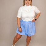 Bluzka damska golf z krótkim rękawem ecru PatiStyle. Elegancki i stylowy golf uszyty z miękkiego materiału, idealny jako baza wielu outfitów. Spódniczka damska mini bombka błękitna PatiStyle. Stylowa, zwiewna z gumką w pasie idealna do wiosennych i letnich stylizacji.