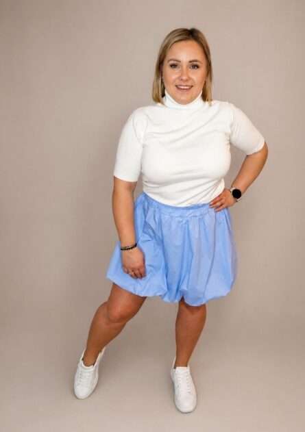 Bluzka damska golf z krótkim rękawem ecru PatiStyle. Elegancki i stylowy golf uszyty z miękkiego materiału, idealny jako baza wielu outfitów.
