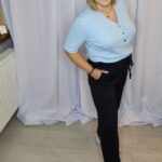 Koszulka damska krótki rękaw prążek błękitna PatiStyle. Piękna luźna koszulka, z dekoltem V i ozdobnymi guzikami serduszkami.
