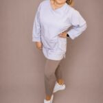 Bluza damska tunika over basic fioletowa PatiStyle. Świetna bluza over gładka, dla niższych osób pasuje też jak sukienka dresowa. Legginsy damskie prążek z sercem cappuccino PatiStyle. Bardzo wygodne legginsy z ozdobnym haftowanym serduszkiem na boku.