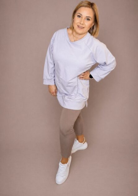 Bluza damska tunika over basic fioletowa PatiStyle. Świetna bluza over gładka, dla niższych osób pasuje też jak sukienka dresowa. Legginsy damskie prążek z sercem cappuccino PatiStyle. Bardzo wygodne legginsy z ozdobnym haftowanym serduszkiem na boku.