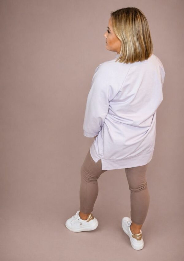 Bluza damska tunika over basic fioletowa PatiStyle. Świetna bluza over gładka, dla niższych osób pasuje też jak sukienka dresowa. Legginsy damskie prążek z sercem cappuccino PatiStyle. Bardzo wygodne legginsy z ozdobnym haftowanym serduszkiem na boku.