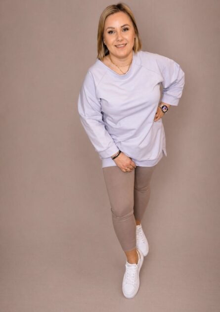 Bluza damska tunika over basic fioletowa PatiStyle. Świetna bluza over gładka, dla niższych osób pasuje też jak sukienka dresowa. Legginsy damskie prążek z sercem cappuccino PatiStyle. Bardzo wygodne legginsy z ozdobnym haftowanym serduszkiem na boku.