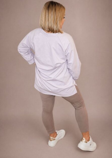 Bluza damska tunika over basic fioletowa PatiStyle. Świetna bluza over gładka, dla niższych osób pasuje też jak sukienka dresowa. Legginsy damskie prążek z sercem cappuccino PatiStyle. Bardzo wygodne legginsy z ozdobnym haftowanym serduszkiem na boku.