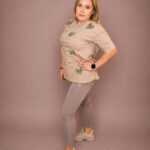 Legginsy damskie prążek z sercem cappuccino PatiStyle. Bardzo wygodne legginsy z ozdobnym haftowanym serduszkiem na boku. krótki rękaw z sercami beżowa PatiStyle. Koszulka over z pięknymi panterkowymi sercami i błyszczącym elementem.