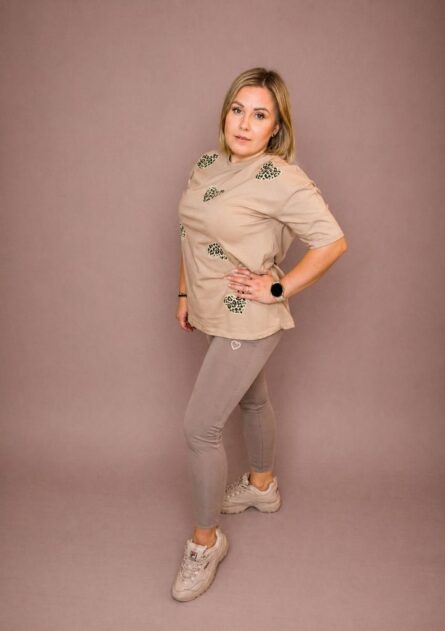 Legginsy damskie prążek z sercem cappuccino PatiStyle. Bardzo wygodne legginsy z ozdobnym haftowanym serduszkiem na boku. krótki rękaw z sercami beżowa PatiStyle. Koszulka over z pięknymi panterkowymi sercami i błyszczącym elementem.