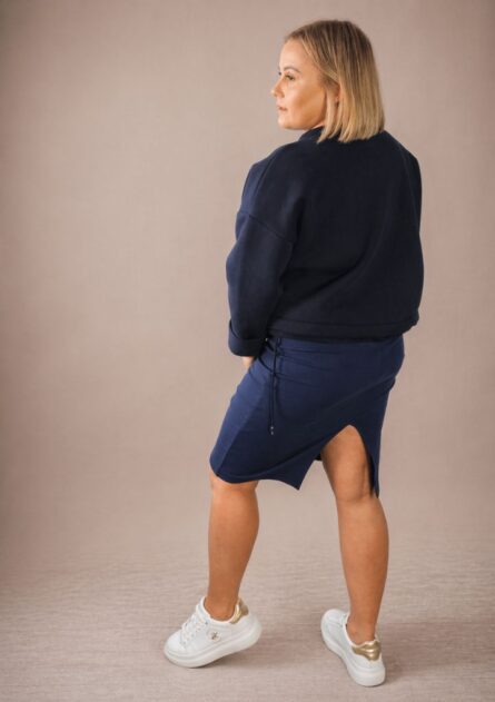 Bluza damska over z kieszonką granatowa PatiStyle. Ocieplana bluza asymetryczna ze ściągaczem na dole i ozdobną kieszonką. Spódniczka damska midi z prążka granatowa PatiStyle. Piękna, elastyczna i wygodna spódniczka - idealna baza wielu stylizacji.