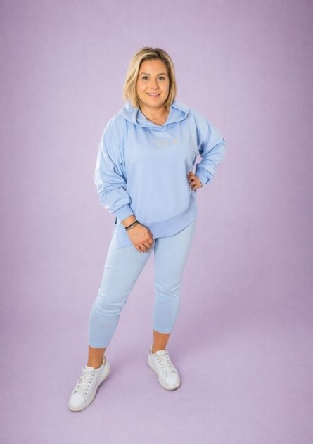 Komplet dresowy damski bluza i legginsy błękit PatiStyle. Dres - Bluza over z kapturem w kolorze ecru oraz kolarki prążek beżowe.