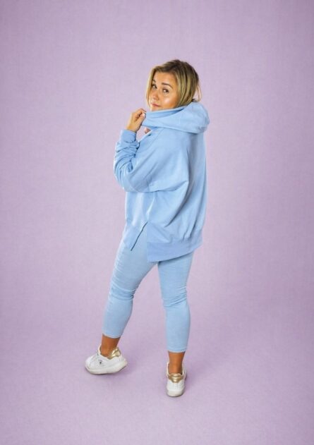 Komplet dresowy damski bluza i legginsy błękit PatiStyle. Dres - Bluza over z kapturem w kolorze ecru oraz kolarki prążek beżowe.