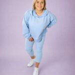 Komplet dresowy damski bluza i legginsy błękit PatiStyle. Dres - Bluza over z kapturem w kolorze ecru oraz kolarki prążek beżowe.