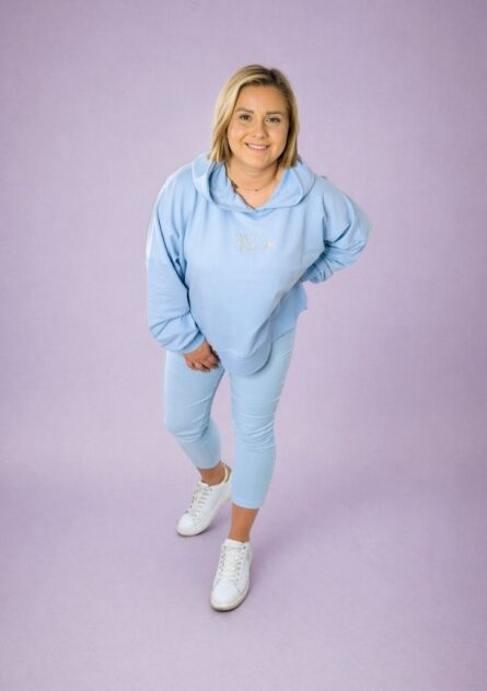 Komplet dresowy damski bluza i legginsy błękit PatiStyle. Dres - Bluza over z kapturem w kolorze ecru oraz kolarki prążek beżowe.