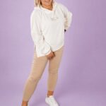 Komplet dresowy damski bluza i legginsy beż PatiStyle. Dres - Bluza over z kapturem w kolorze ecru oraz kolarki prążek beżowe.