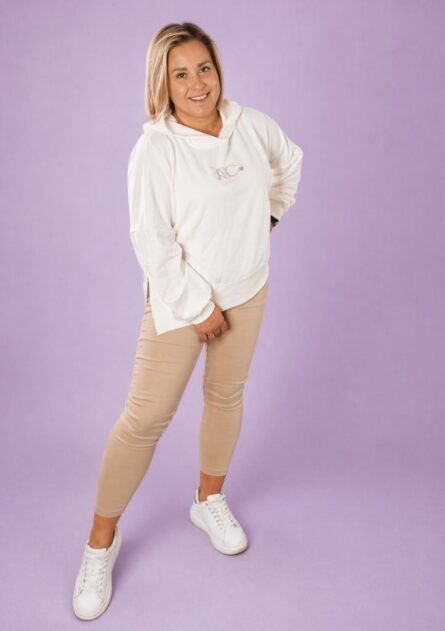Komplet dresowy damski bluza i legginsy beż PatiStyle. Dres - Bluza over z kapturem w kolorze ecru oraz kolarki prążek beżowe.