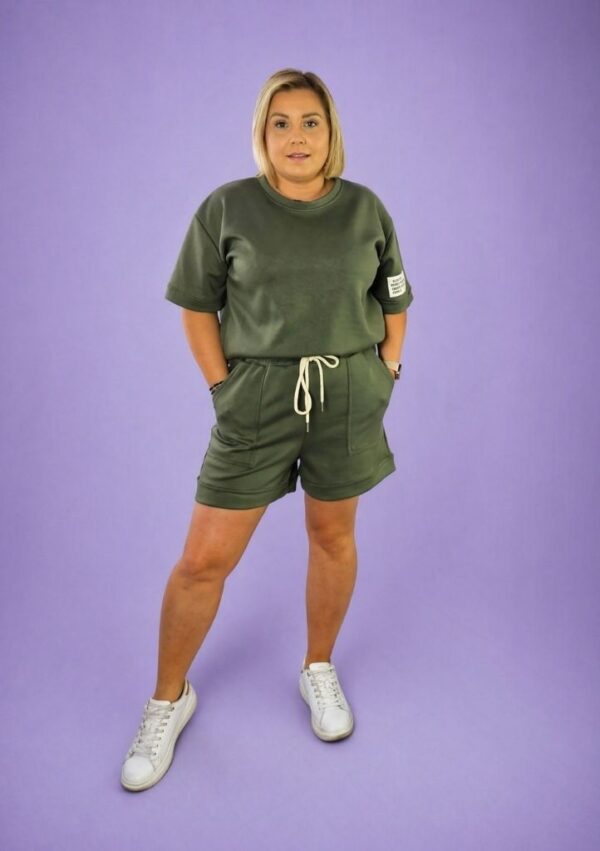 Komplet damski dres koszulka i spodenki khaki PatiStyle. Wygodny i stylowy - wykonany z dresówki w pięknym kolorze zielone khaki.