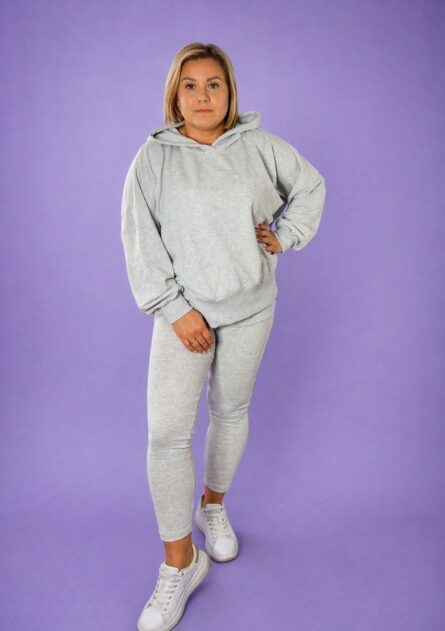Komplet dresowy damski bluza i legginsy szary PatiStyle. Dres - Bluza over z kapturem w kolorze ecru oraz kolarki prążek beżowe.