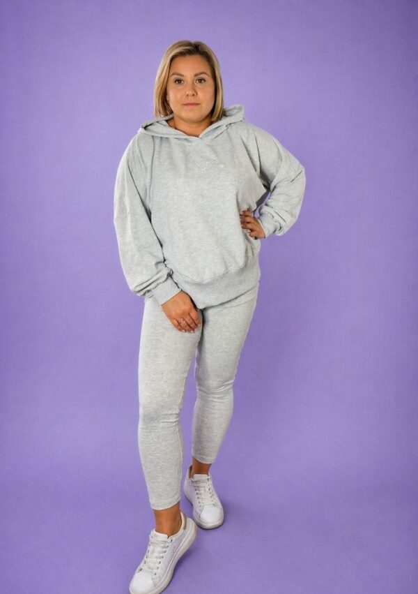 Komplet dresowy damski bluza i legginsy szary PatiStyle. Dres - Bluza over z kapturem w kolorze ecru oraz kolarki prążek beżowe.