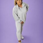 Komplet dresowy damski bluza i legginsy szary PatiStyle. Dres - Bluza over z kapturem w kolorze ecru oraz kolarki prążek beżowe.