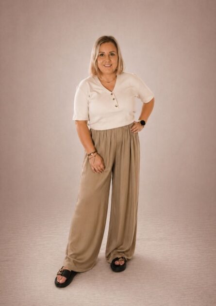 Spodnie damskie szerokie wiskozowe beżowe PatiStyle. Wygodne, szerokie spodnie z elastyczną gumką w pasie - 100% wiskoza. Koszulka damska krótki rękaw prążek latte PatiStyle. Piękna luźna koszulka, z dekoltem V i ozdobnymi guzikami serduszkami.