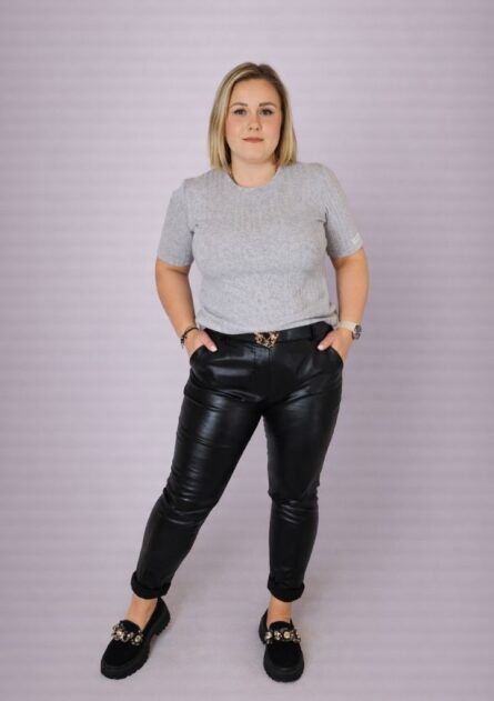 Koszulka damska krótki rękaw sweterkowa szara PatiStyle. Wiskozowa koszulka z miłego sweterkowego materiału. Idealna baza każdej stylizacji.
