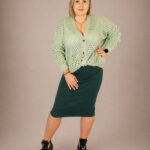 Sweter damski over rozpinany ażurowy miętowy PatiStyle. Luźny i z bardzo miłego materiału sweter z ozdobnymi brązowymi guzikami. Spódniczka damska midi z prążka zielona PatiStyle. Piękna, elastyczna i wygodna spódniczka - idealna baza wielu stylizacji.