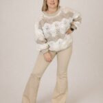 Sweter damski ażurkowy w paski beżowy PatiStyle. Bardzo miękki, ciepły i miły sweterek over. Idealny do wielu stylizacji. PatiStyle