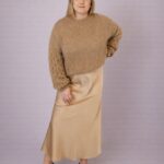 Sweter damski z plecionymi rękawami camel PatiStyle. Bardzo miękki, ciepły i miły sweterek over z ozdobne plecionymi rękawami.