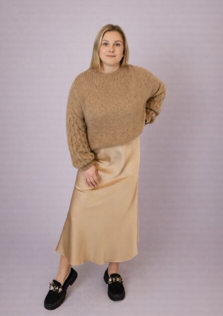 Sweter damski z plecionymi rękawami camel PatiStyle. Bardzo miękki, ciepły i miły sweterek over z ozdobne plecionymi rękawami.
