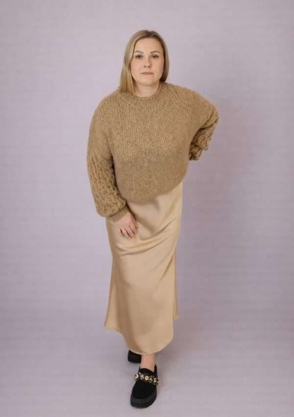 Sweter damski z plecionymi rękawami camel PatiStyle. Bardzo miękki, ciepły i miły sweterek over z ozdobne plecionymi rękawami.