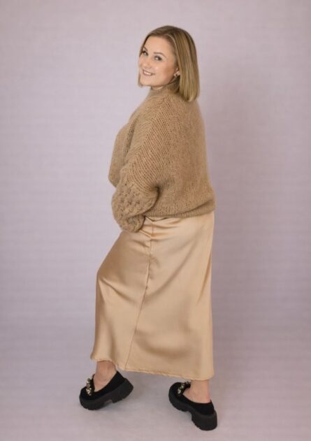 Sweter damski z plecionymi rękawami camel PatiStyle. Bardzo miękki, ciepły i miły sweterek over z ozdobne plecionymi rękawami.