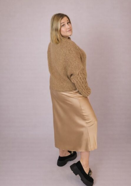 Sweter damski z plecionymi rękawami camel PatiStyle. Bardzo miękki, ciepły i miły sweterek over z ozdobne plecionymi rękawami.