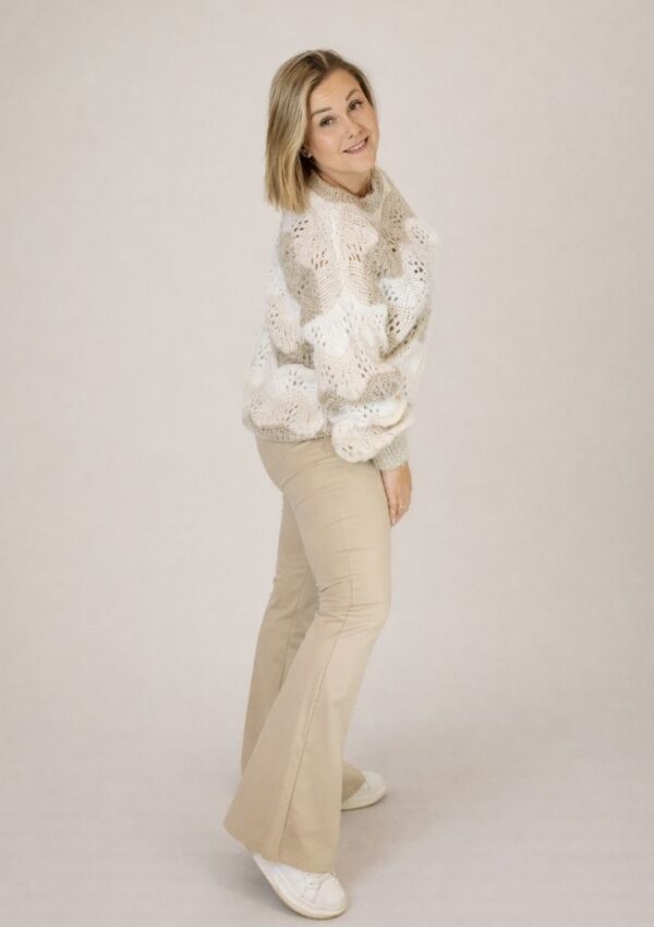 Sweter damski ażurkowy w paski beżowy PatiStyle. Bardzo miękki, ciepły i miły sweterek over. Idealny do wielu stylizacji. PatiStyle